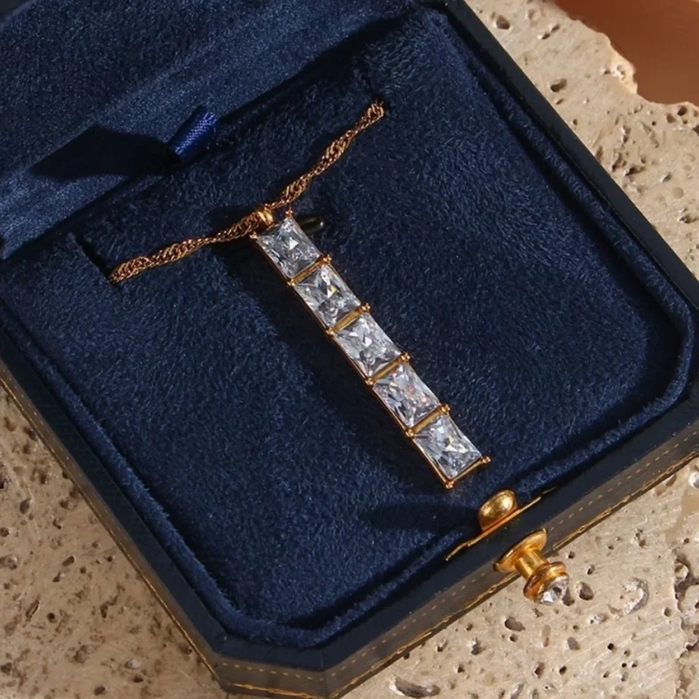 NEW 18K GOLD BAR DIAMOND NECKLACE, NICE NECKLACE, CUTE NECKLACE - Picture 4 of 5